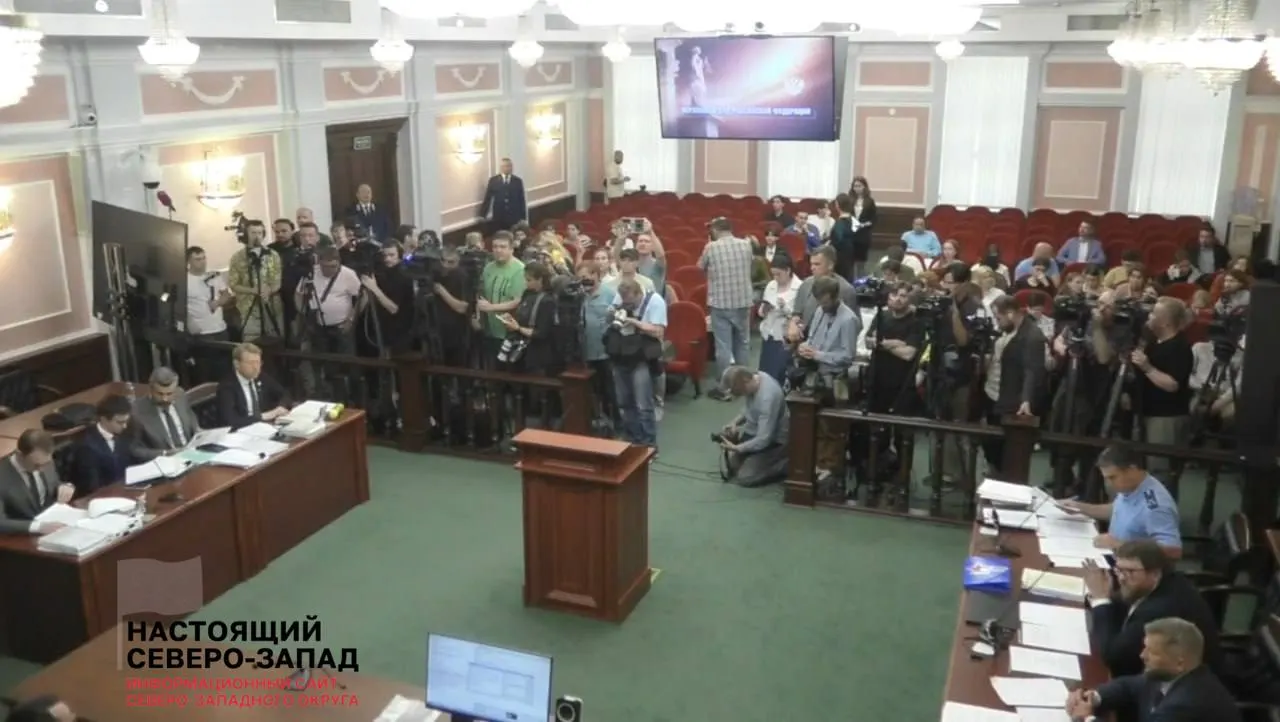 Партия «Родина» подала иск против «Яблока», обвиняя оппонента в нарушениях авторских прав и агитации. Заседание Верховного суда началось; на слушание пришло около 500 человек, внутрь допущены лишь участники процесса и журналисты, суд может отменить регистрацию федерального списка.