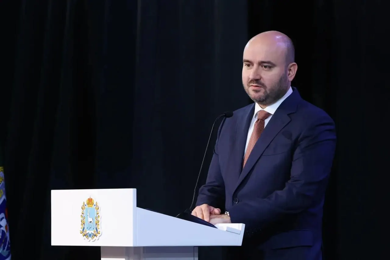 Губернатор поблагодарил следователей за работу, отметил вклад в возврат средств в бюджет и пообещал ежегодно передавать квартиры нуждающимся сотрудникам с 2027 года.