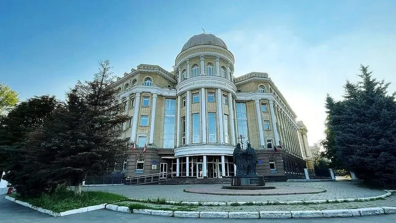 Новая технология улучшает зарядку литиевых батарей и устойчивость к перепадам температуры, обещая смартфоны и электромобили с быстрой зарядкой.