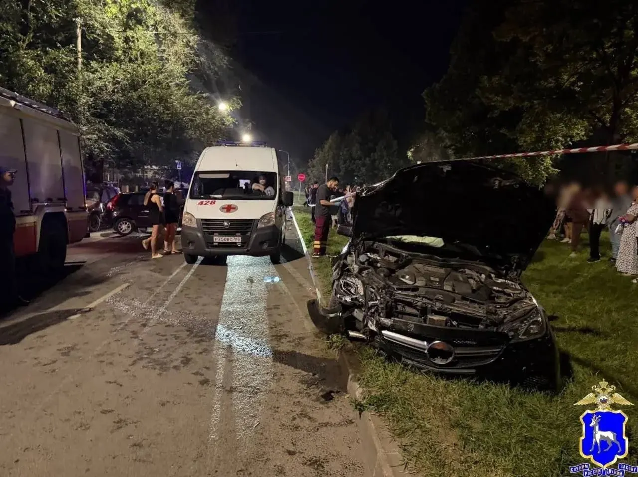 Дорожно-транспортное происшествие произошло вечером 22 августа на улице Ново-Вокзальная. В столкновении участвовали LADA Kalina, Mercedes-Benz и припаркованный Chevrolet Niva; пострадавшие доставлены в больницу, устанавливаются обстоятельства.