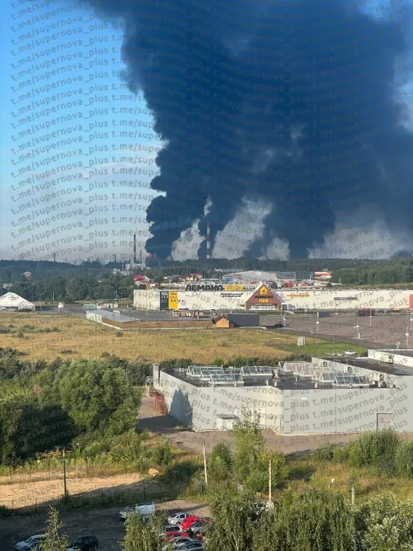 После ночной атаки беспилотников в Ярославле загорелся НПЗ «Славнефть-ЯНОС»; власти сообщают об отражении атаки, последствия уточняются.
