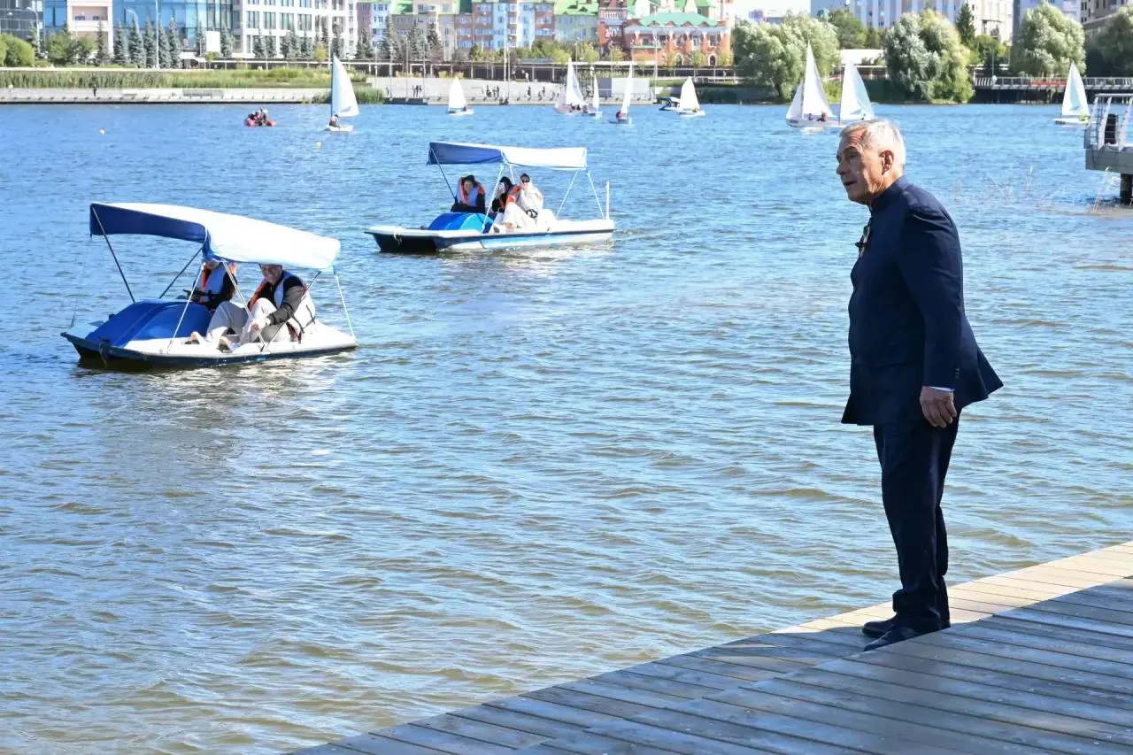 В Казани открыли третью очередь набережной озера Кабан; обсуждается запрет скоростного электротранспорта на набережной и представлены планы по фонтану напротив театра Камала.