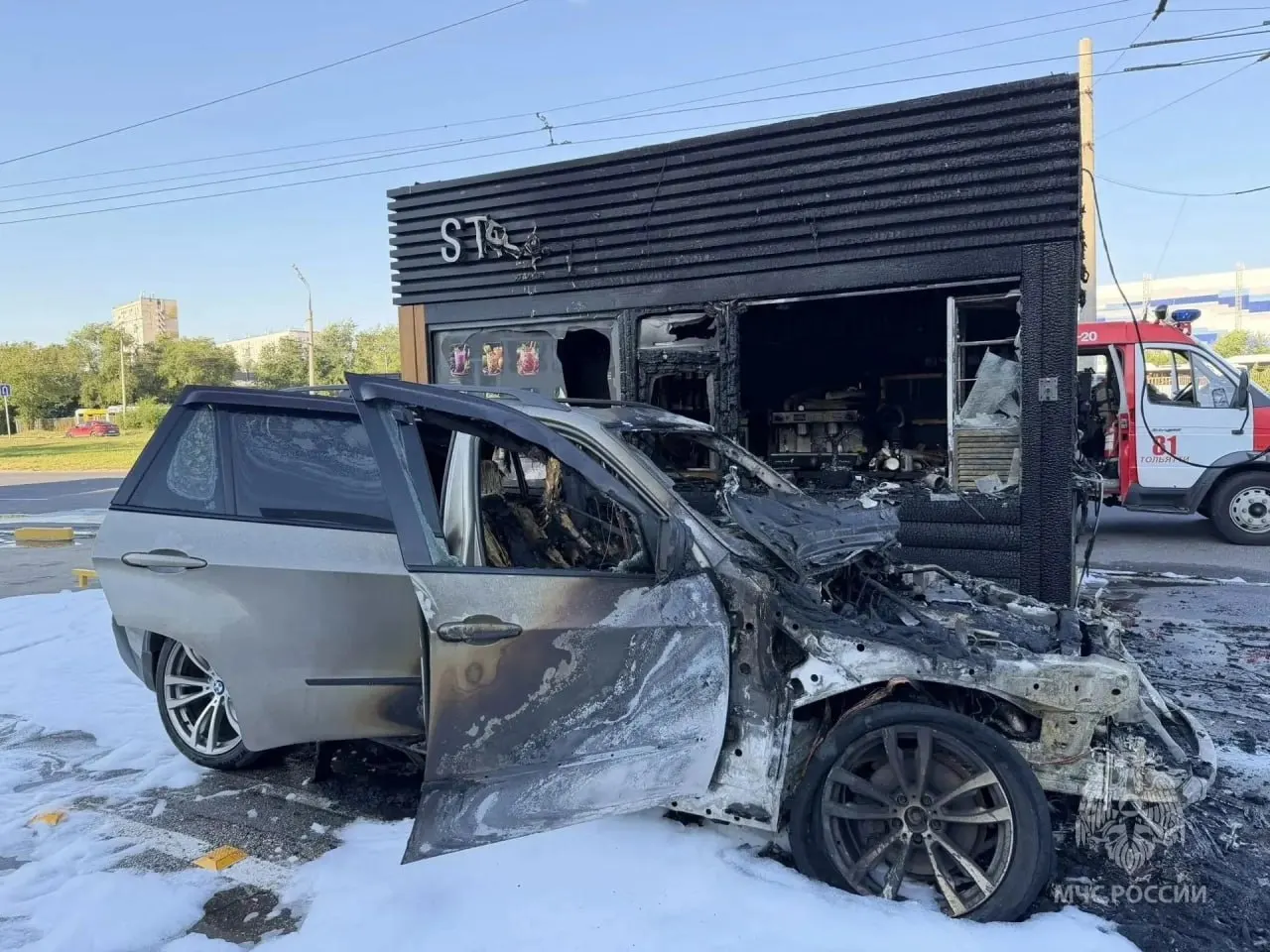 На улице Спортивной в Тольятти загорелся автомобиль, пламя перекинулось на соседнюю автокофейню. Пострадавших нет; причина устанавливается.