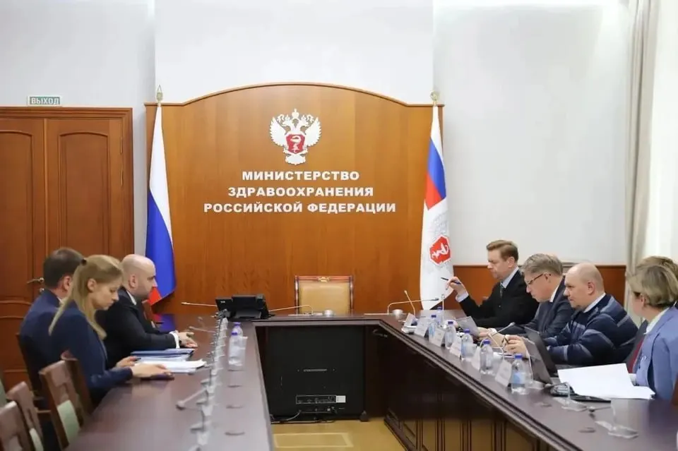 На встрече обсудили строительство хирургического корпуса и расширение онкокорпуса; проект рассчитан на обслуживание свыше 800 тысяч жителей региона.