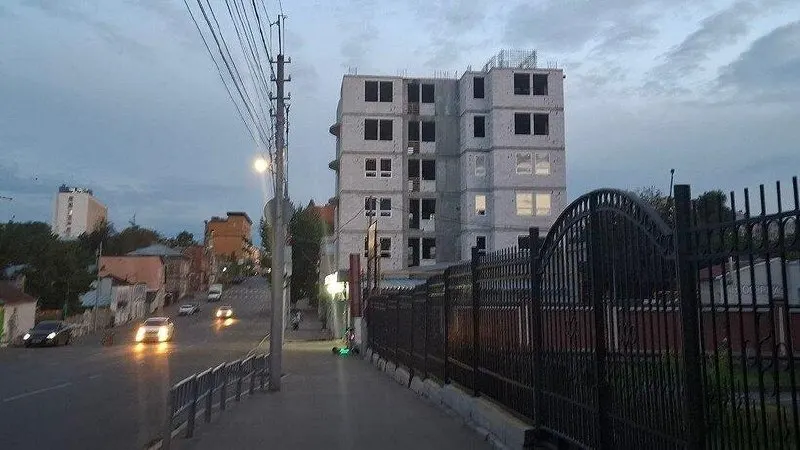 Региональный комитет культурного наследия требует отменить разрешение на возведение делового центра рядом с храмом; суд оставил иск без движения и потребовал предоставить документы.