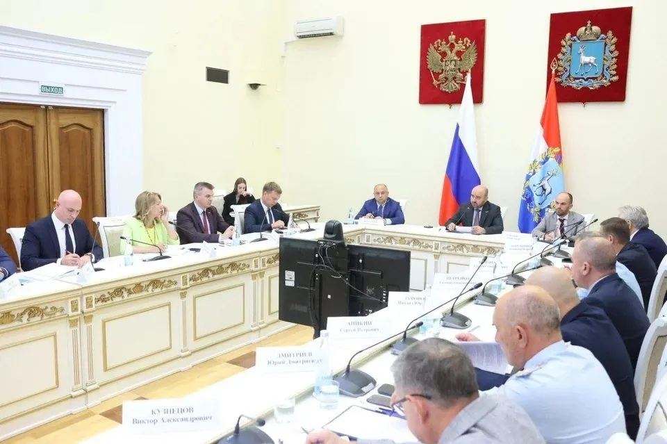 Глава региона принял решение включить руководителей министерств и городских администраций в резерв противодействия беспилотным системам «БАРС-Крылья» и организовать их спецподготовку.