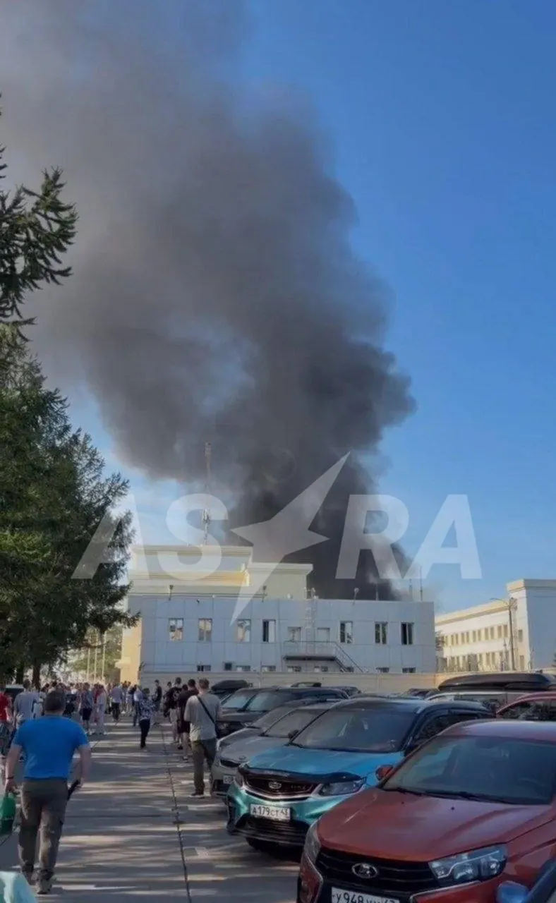 После удара подтверждены пострадавшие; точное название завода не раскрывается.