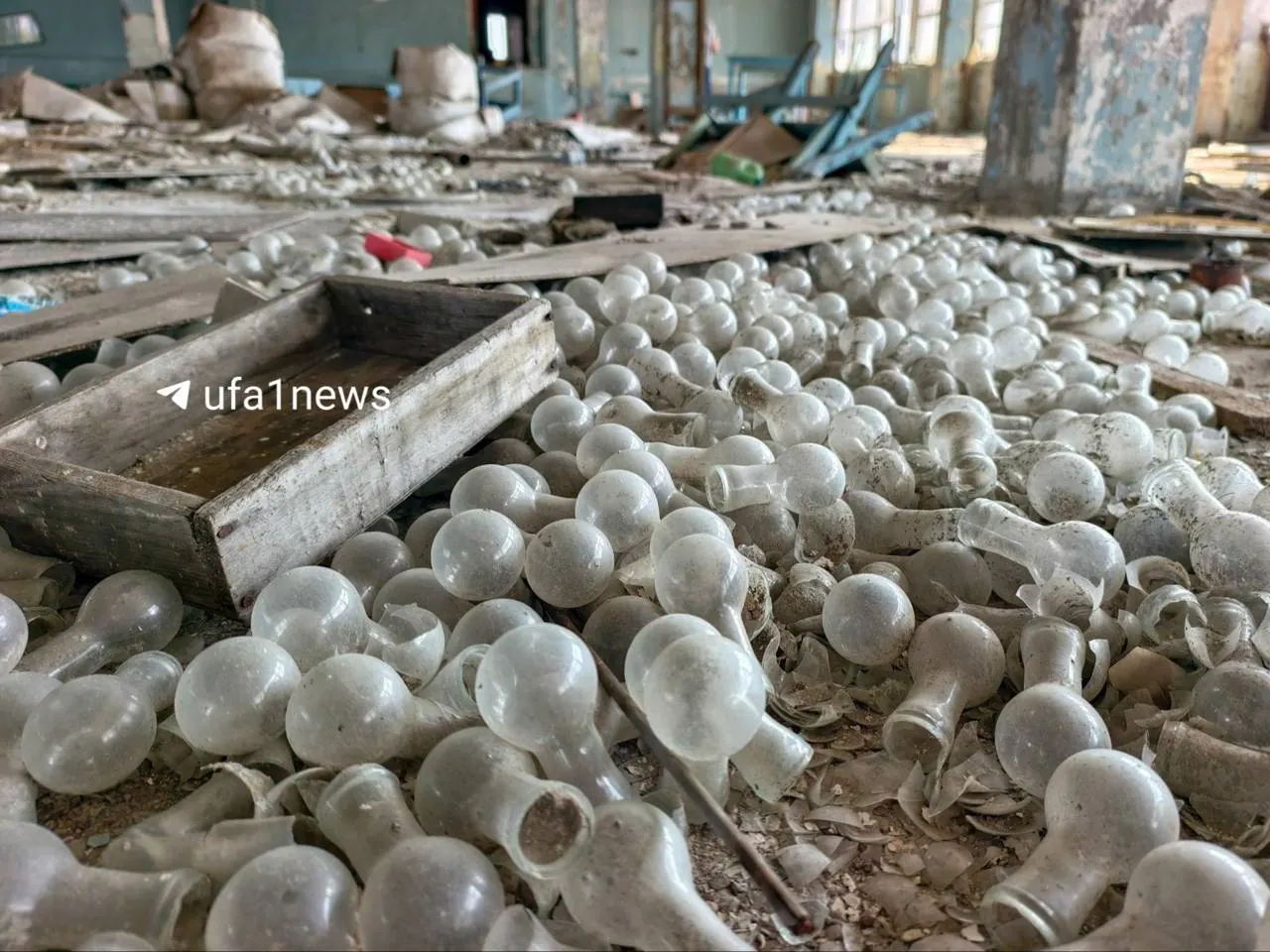 Фотоистория заброшенного завода в Уфе: долги в начале 2010-х, рядом расположен пункт переработки пластика и неожиданные находки.