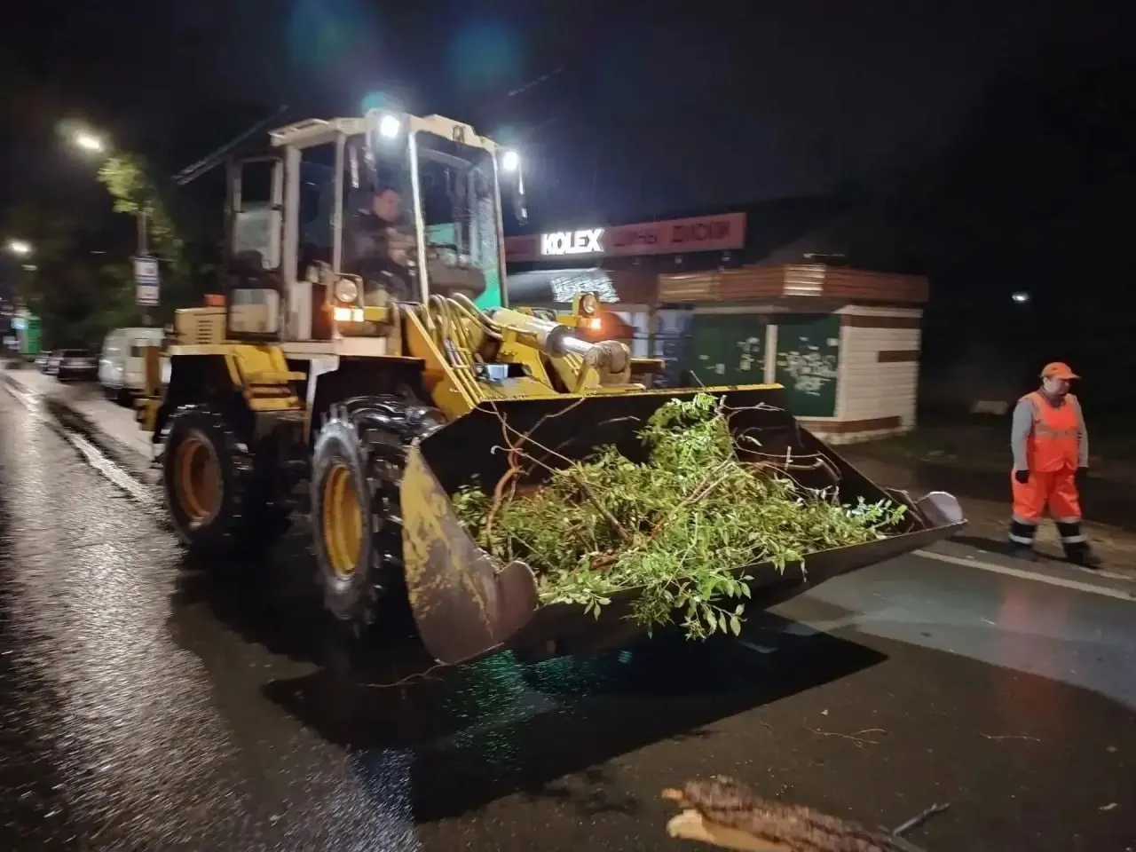 За ночь в городе выпало около 12 мм осадков; коммунальные службы откачали воду и устранили последствия непогоды.
