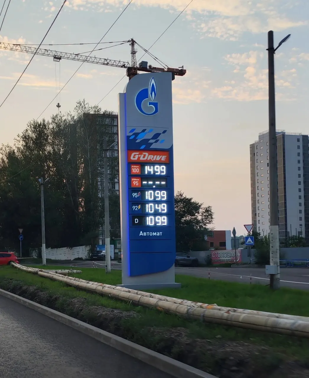 В ряде регионов снова ввели ограничения на покупку бензина, в отдельных городах дорожают продукты из‑за подорожавшего топлива. На трассах наблюдается большой разброс цен, а водители сокращают скорость из‑за дефицита.
