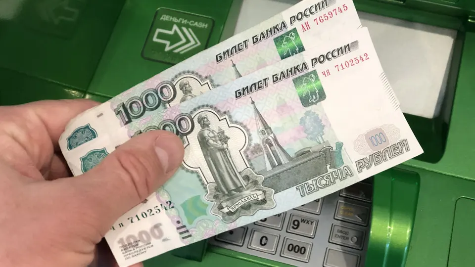 Ведомства призывают граждан ограничить суточные и месячные лимиты на снятие наличных и переводы по номеру телефона, а также сокращать ночные операции через банковские приложения на фоне общего оттока средств из банков.