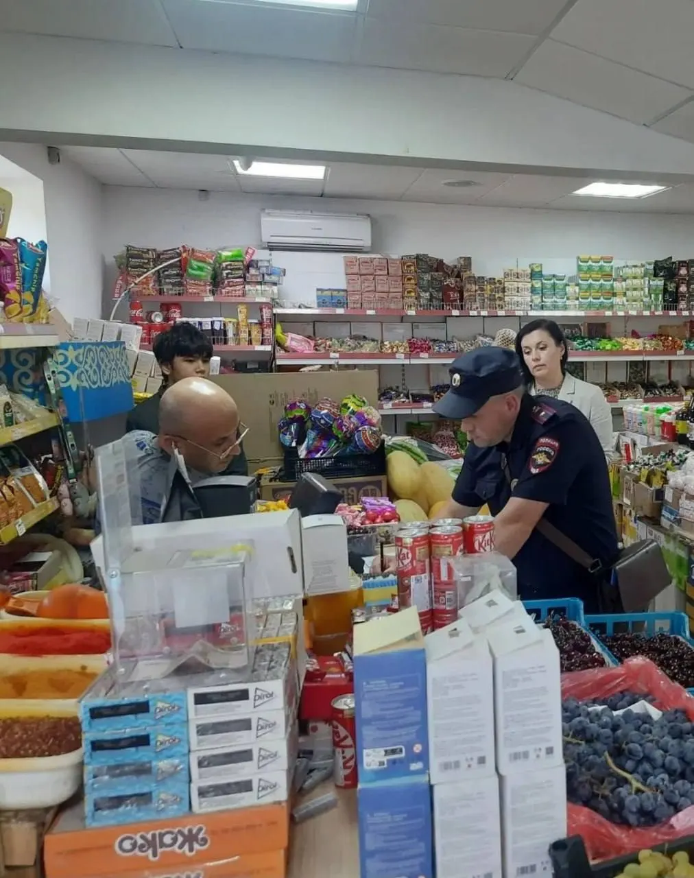 Мэр города зашла в магазин на улице Миронова, обнаружила в товаре жучков; при попытке показать документы на продукцию получила грубый ответ. Товар изъяли и направили на проверку.