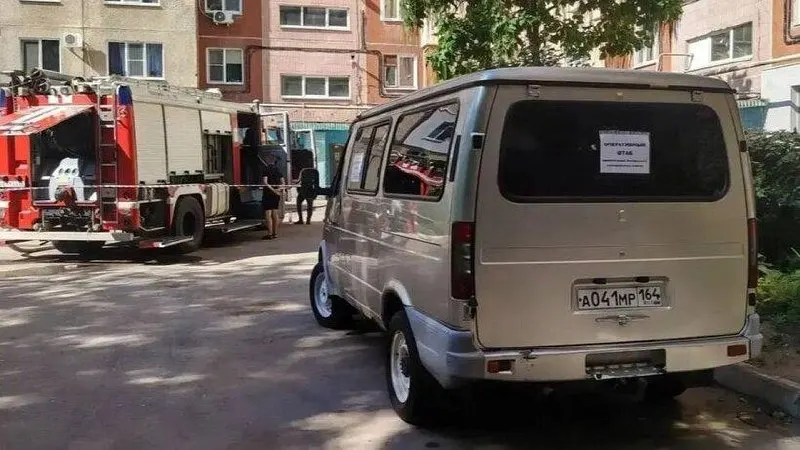 После атаки беспилотников в Энгельсе введён режим ЧС; власти усиливают охрану жилых домов и автомобилей и организуют работы по ликвидации последствий.