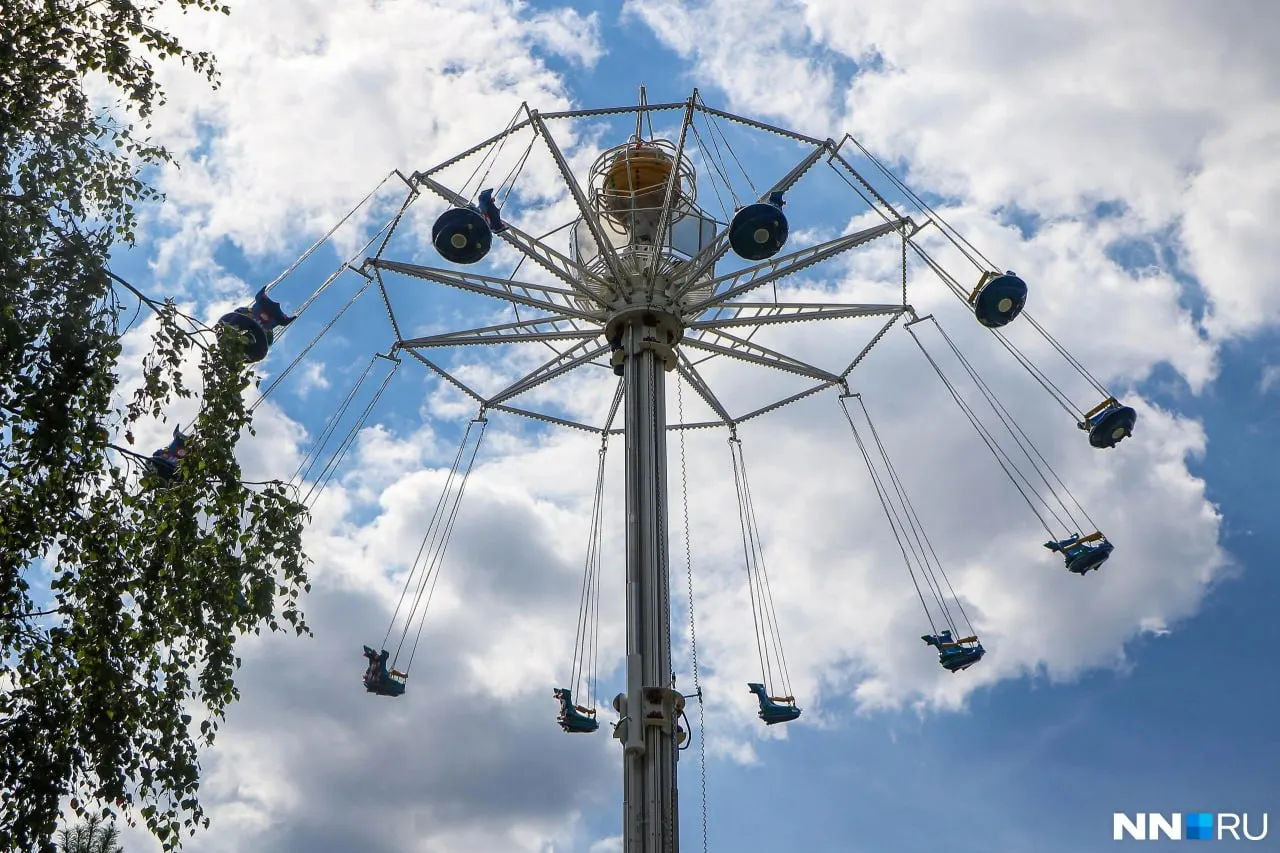 В Нижнем Новгороде в Автозаводском парке открылась новая 20-метровая карусель; сеанс длится 6 минут, аттракцион рассчитан на 12 мест.