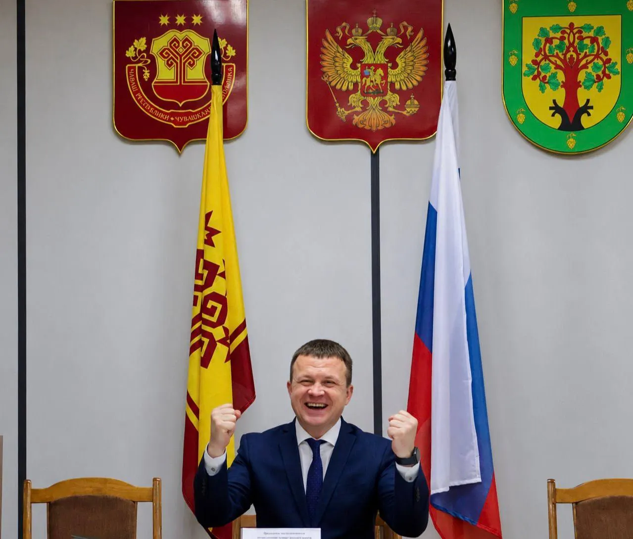 Владимир Глухов, сын Николая Глухова, возглавил Цивильский район после избрания депутатами из двух кандидатов; до этого он работал заместителем главы района, а с конца июля — исполняющим обязанности.