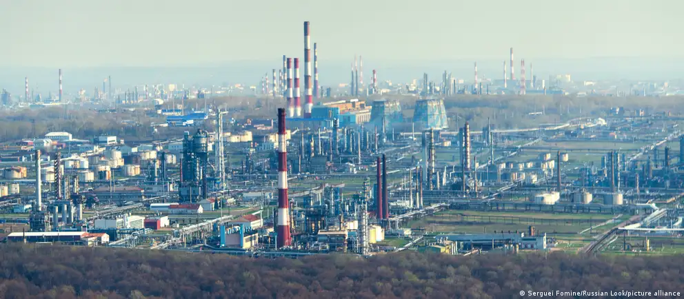 В Уфе зафиксирован повторный налёт беспилотников на крупный нефтеперерабатывающий комплекс — возник пожар, пострадавших нет. Одновременно удары были нанесены по объектам в нескольких регионах Приволжского федерального округа.