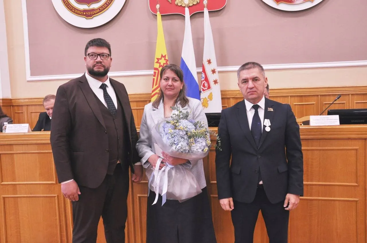 Депутат горсовета и бывший глава города Владимир Доброхотов награждён медалью «За заслуги перед городом Чебоксары»; обсуждают влияние его руководства на городские проблемы.
