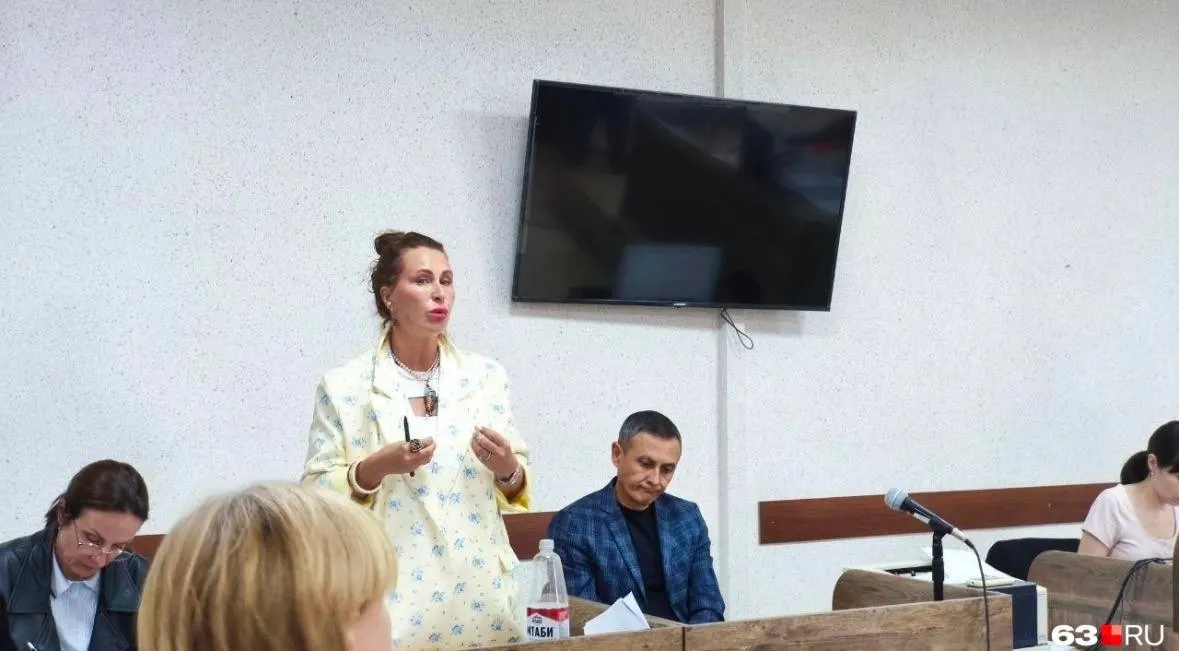 Стороны настаивают на своей позиции: обвинения в нарушении авторских прав, отсутствие подтверждений передачи шрифтов и вопросы к агитационной активности кандидата обсуждаются в рамках дела.
