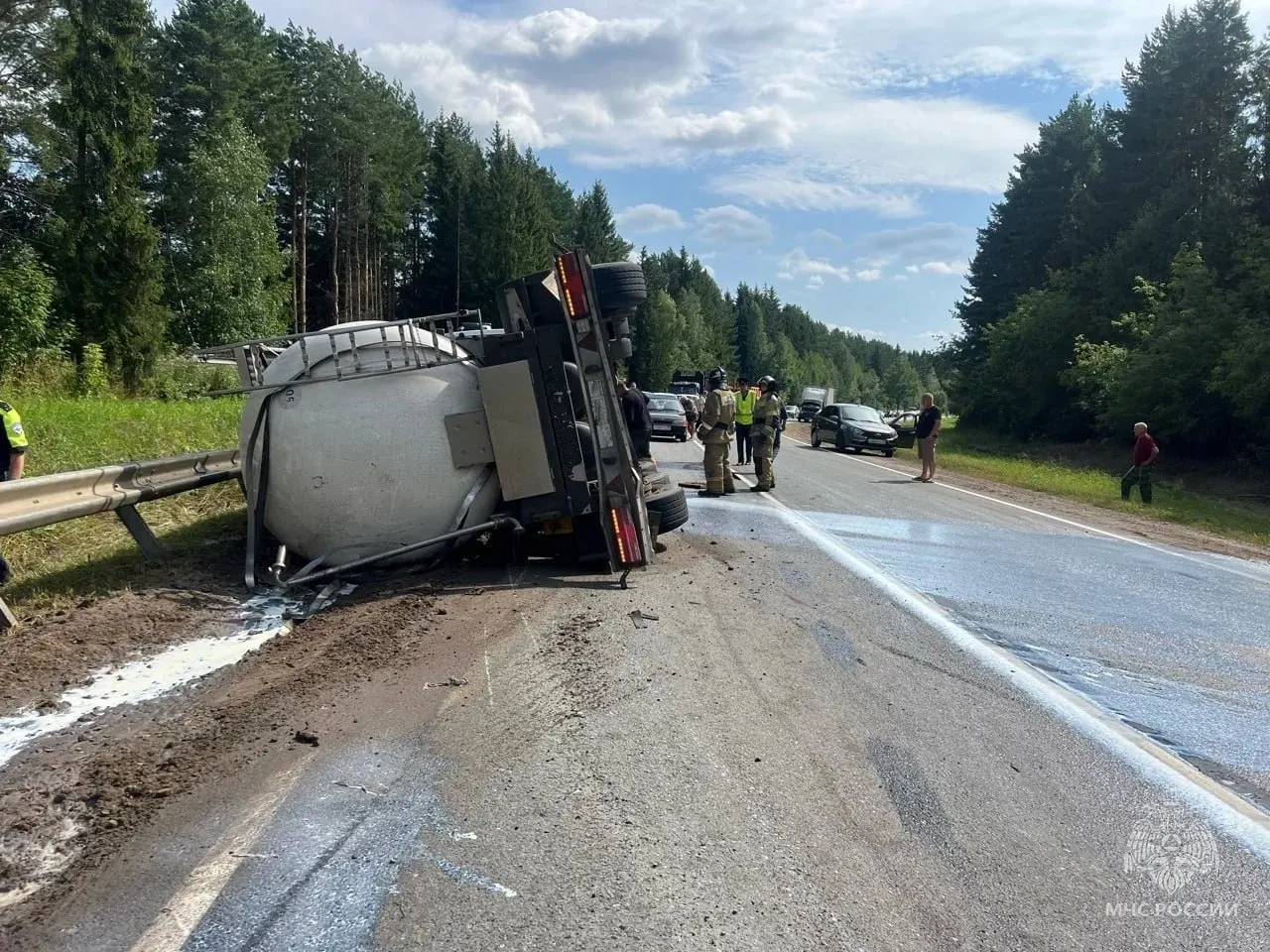Сегодня в Уржумском районе произошло дорожно-транспортное происшествие: молоковоз столкнулся с легковым автомобилем, женщина-водитель зажата, спасатели оказали помощь.
