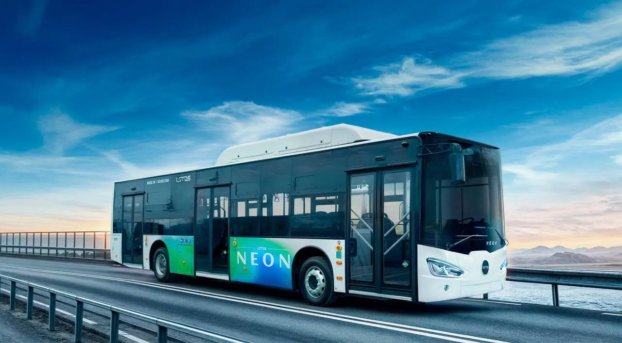 На маршруте №34 появился низкопольный автобус Lotos-120C02 Neon, оснащённый кондиционером, отоплением, USB‑разъёмами, Wi‑Fi и камерами.