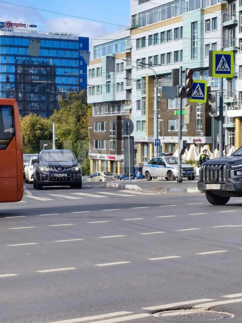 Город переведен в режим усиленного контроля: полиция патрулирует центральные площади и район Стрелки, движение ограничено на прилегающих улицах.