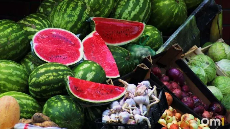 Разрезанные арбузы и дыни могут представлять риск для здоровья: в местах повреждений быстро размножаются микроорганизмы. Покупайте бахчевые только в официальных местах торговли.