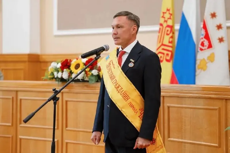На празднике дня города в Чувашской Республике вручили знаки «Почётный гражданин» Валентине Теллиной и Николаю Николаеву; обсуждают роль награды и связь с местной элитой.