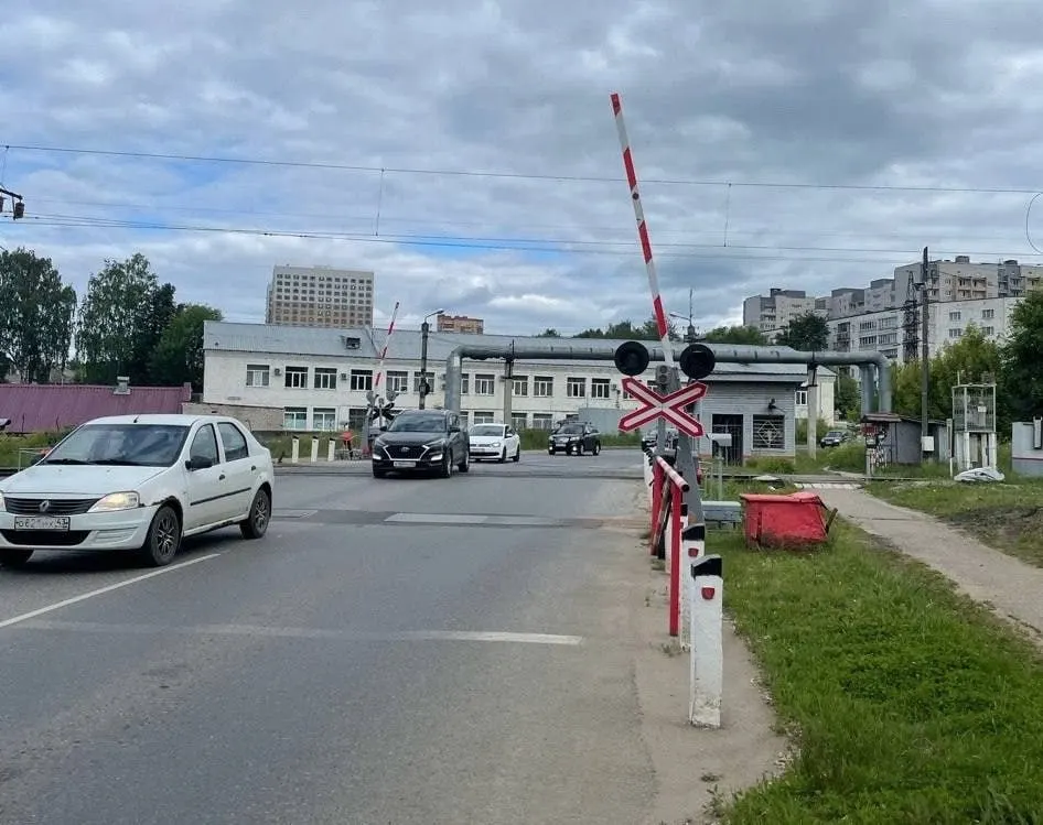 Ремонт железнодорожного пути вызывает временные ограничения движения через переезд в Кирове на две ночи.