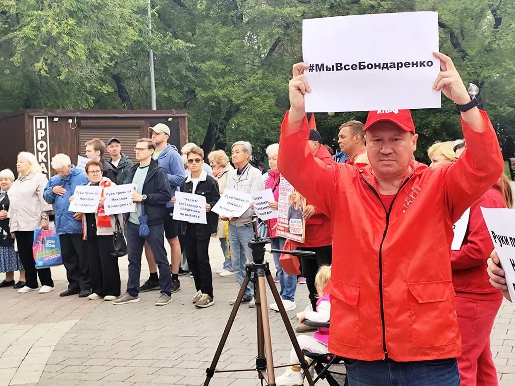 В Тюмени прошёл стихийный митинг в поддержку Николая Бондаренко, снятого с выборов в пятницу; участники требуют объяснить причины снятия и подчеркивают региональные акценты.