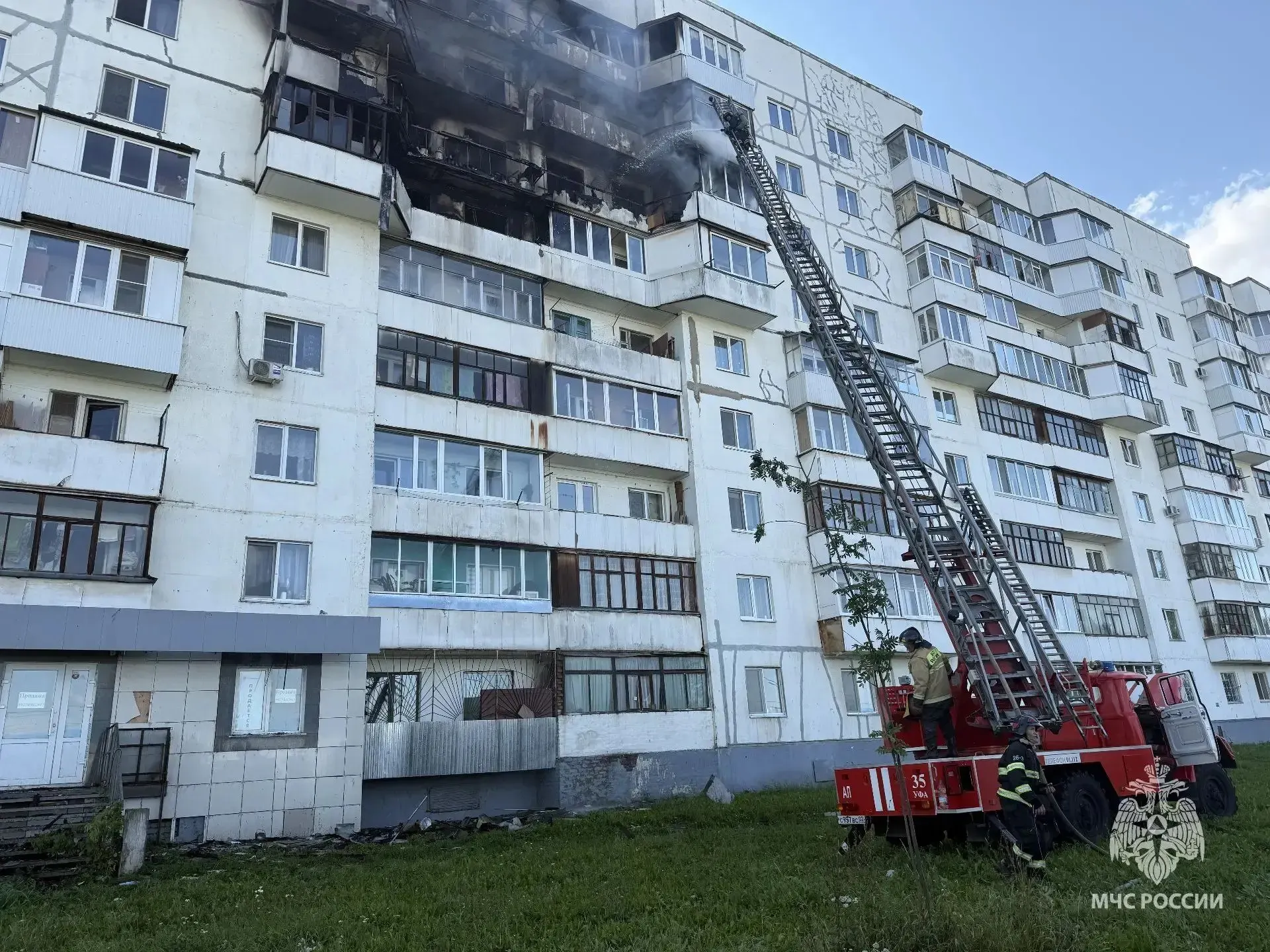 Пожар на улице Гвардейской: 16 человек спасены, 70 жильцов эвакуированы, возгорание локализовано.