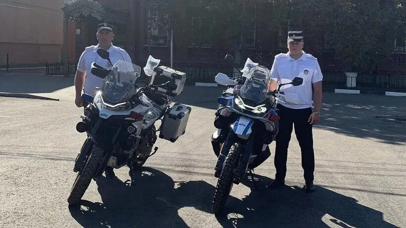 Энгельсский район получил два новых мотоцикла для сотрудников Госавтоинспекции, что повысит оперативность реагирования на происшествия.