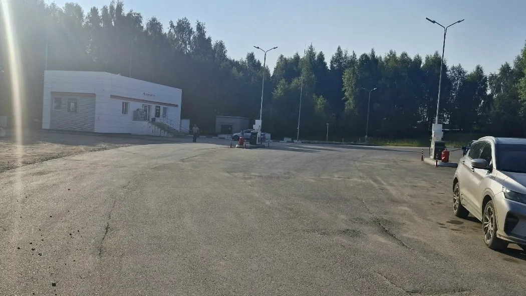 В Вавоже на АЗС наблюдается нехватка бензина; на одной станции бензин отсутствовал, на другой появилась дизельная смесь, а цена бензина 92-й — 88,40 рубля за литр, что на 24 рубля дороже прежней. В регионе идёт реконструкция трёх заправок «Лукойл».