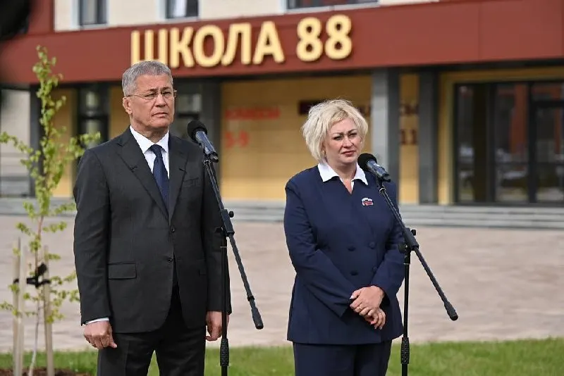 Президент принял участие в видеосвязи на церемонии открытия новой школы в Уфе. Во втором корпусе разместились 3D-кабинет, студии звукозаписи, лаборатории и спортивный блок.