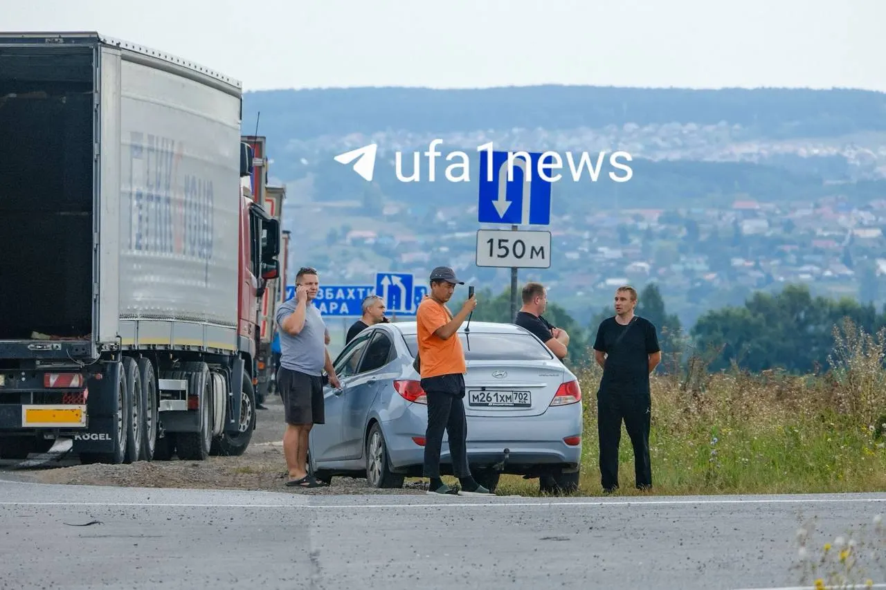 Эвакуация сотрудников проведена, пожарные работают на месте.
