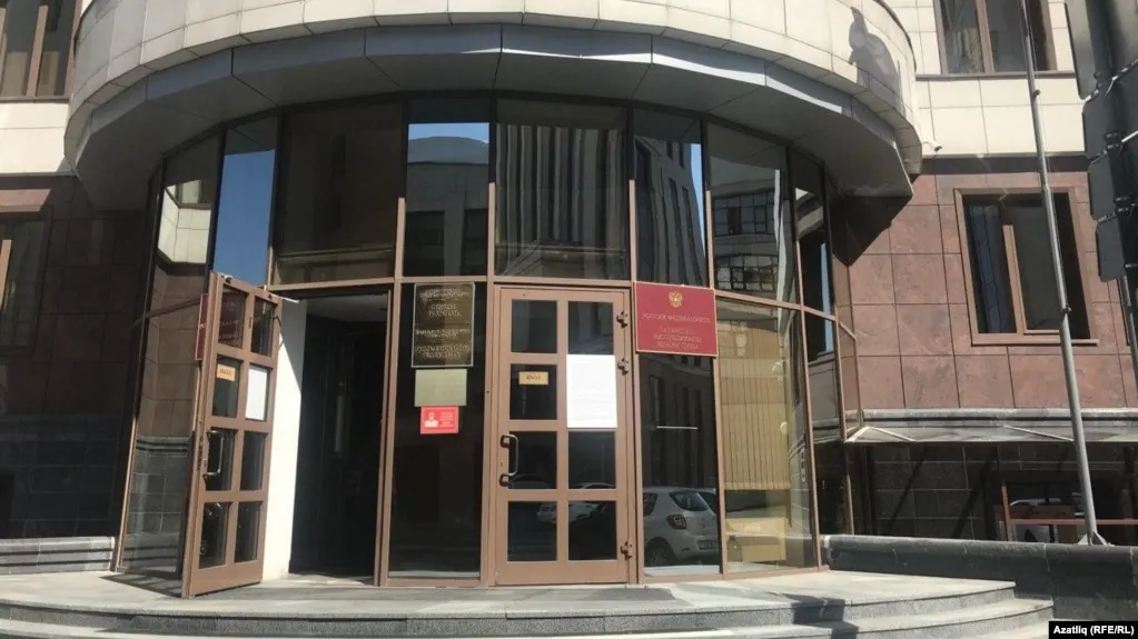 Избирательная комиссия Татарстана подала иск об отмене регистрации Айрата Гумербаева на выборах в Госдуму из-за владения иностранными ценными бумагами; судебное слушание запланировано на 31 августа.