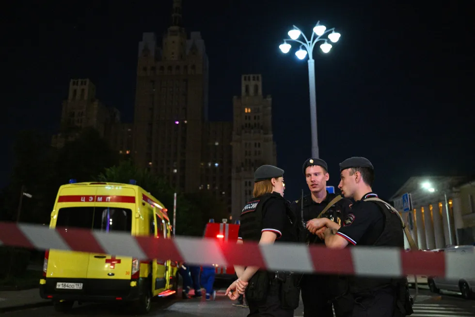 В московском ресторане Balzi Rossi прогремел взрыв. Виновник не установлен; рассматриваются разные версии и ведётся расследование.