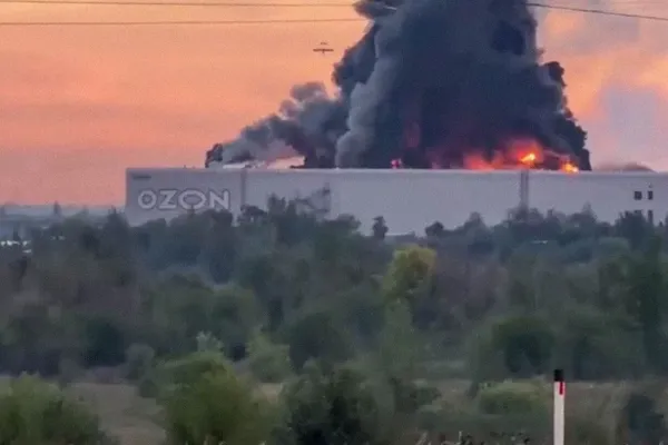 Украинские военные нанесли удар по складу Ozon в Оренбургской области; пожар потушен, пострадавших нет.