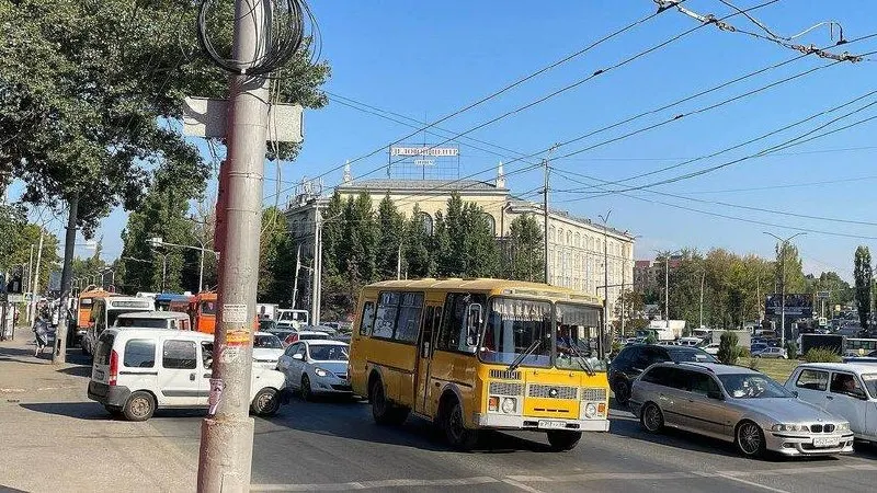 Из-за очередей на заправках Ленинского района Саратов образовалась крупная пробка на основных улицах города.