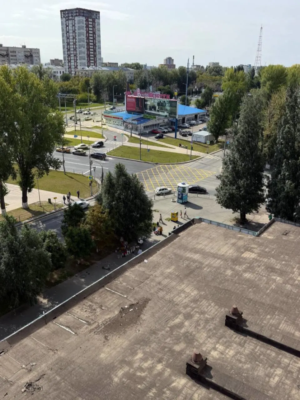 Разметка в виде «вафли» помогает снизить заторы на перекрёстке, обозначая участок, где выезд запрещён, если впереди стоит затор.