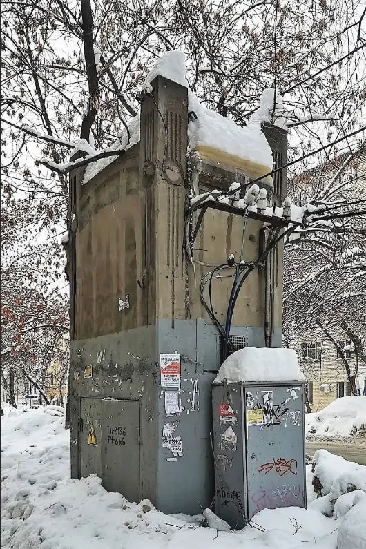 В Самаре и Ярославской области волонтёры приводят в порядок старые ставни, дома и трансформаторные будки, превращая их в арт‑объекты и памятники истории.