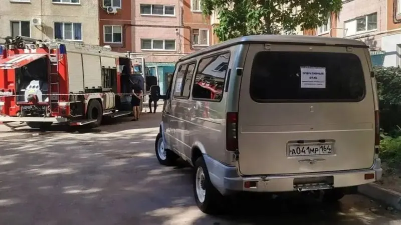 В Энгельсе (Саратовская область) организовали оперативный штаб и единую горячую линию для пострадавших домов после ночной атаки беспилотников. Жителям доступны телефоны и приём в администрации района.