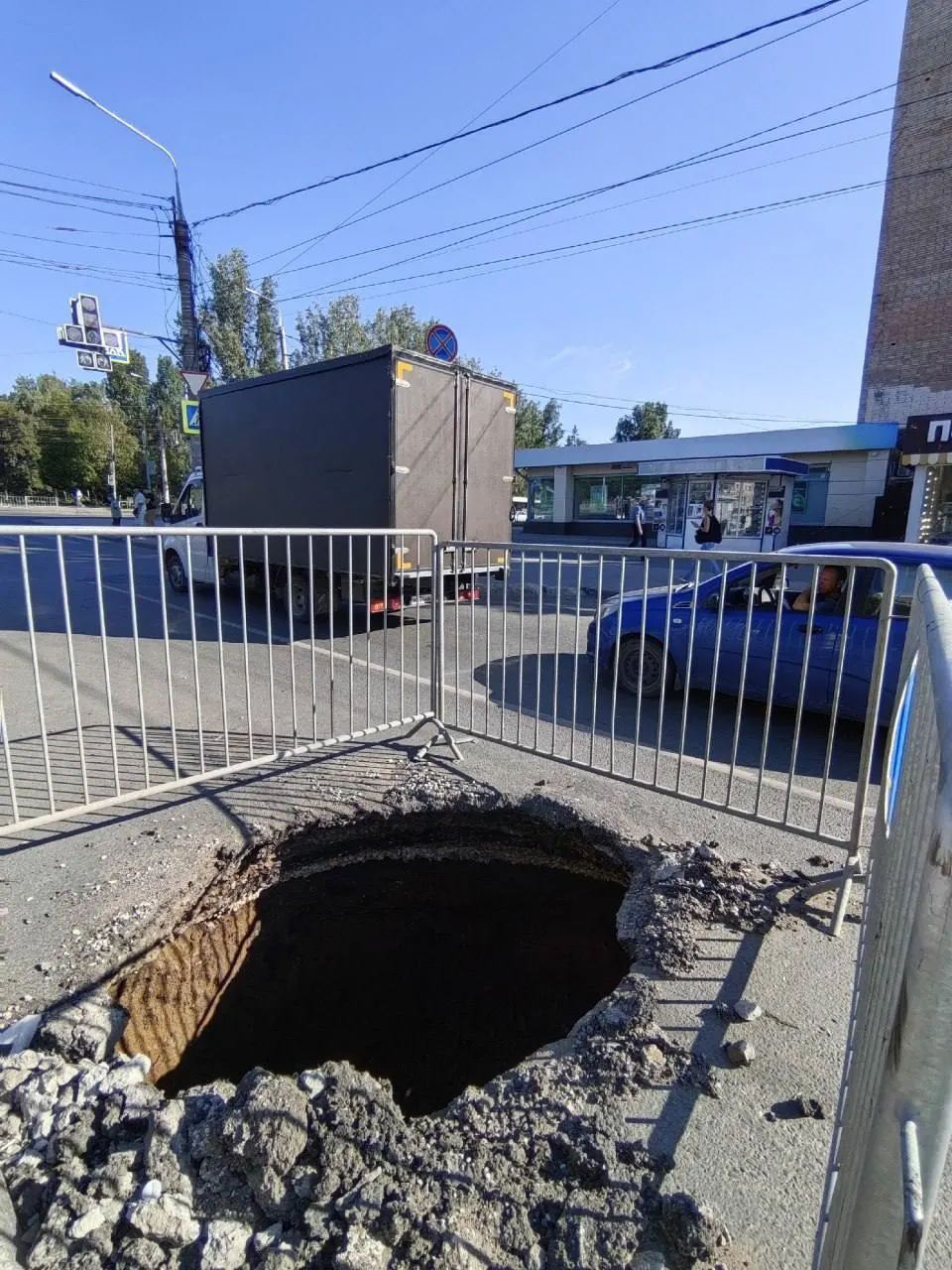 Провал образовался на перекрёстке Старо-Загора и Ново-Вокзальной, рядом с путями и остановкой, где ежедневно проходят пассажиры.