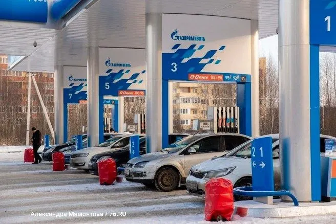 Газпромнефть отменила лимиты на заправках в Петербурге и Ленобласти, а также в Москве, Московской области и еще в девяти регионах России. Теперь можно заправлять любой объём, оплата после заправки доступна.