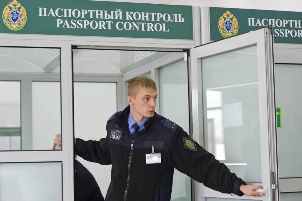 Рассказы россиян и мигрантов о прохождении паспортного контроля, допросах и длительных проверках на пограничных пунктах, которые иллюстрируют влияние политики на людей и необходимость гуманности.