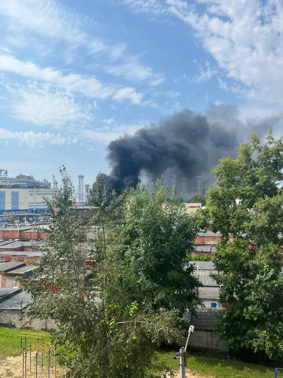 Возгорание на подстанции вызвало отключения электроэнергии в нескольких районах округа. Применяются аварийные работы, энергоснабжение восстанавливается.
