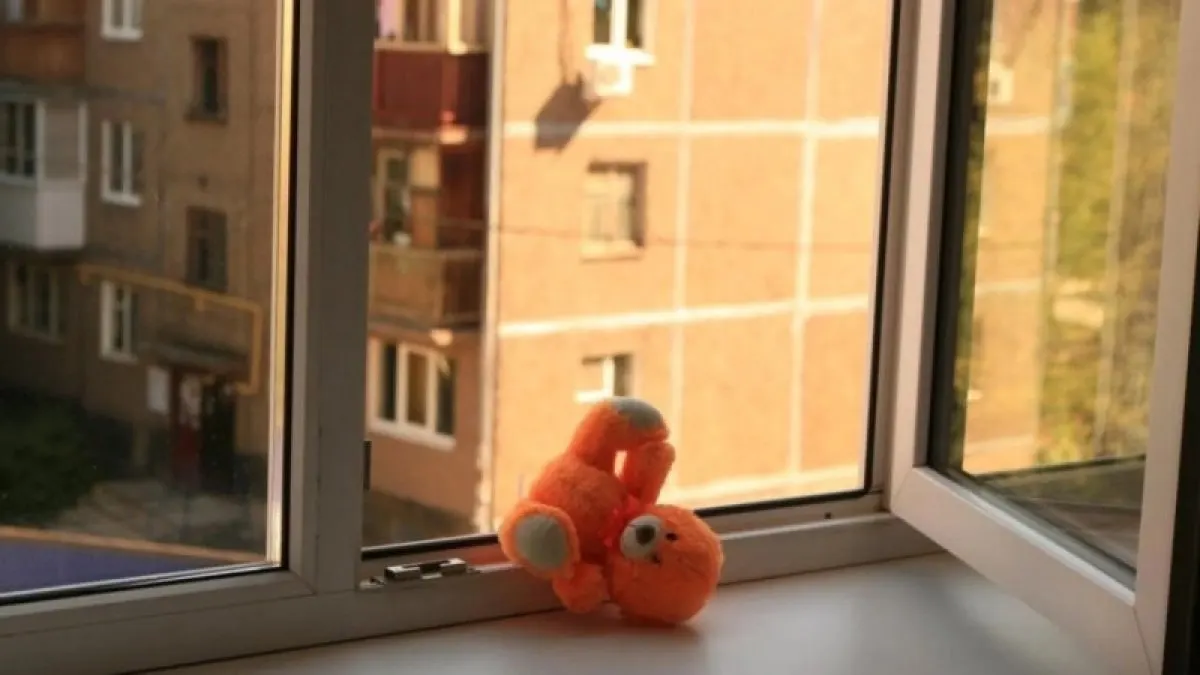 2-летняя девочка выпала из окна пятого этажа жилого дома на улице Воровского; мать ненадолго оставила ее без присмотра у открытого окна; ребёнок скончался на месте.