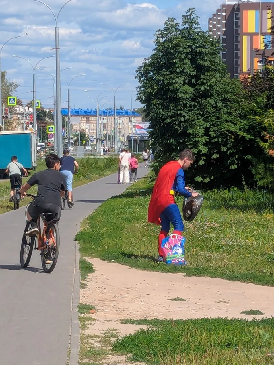 В Юго-Западном районе города школьник в костюме супергероя провёл уборку улиц, привлекая внимание горожан и демонстрируя пример заботы о городе.
