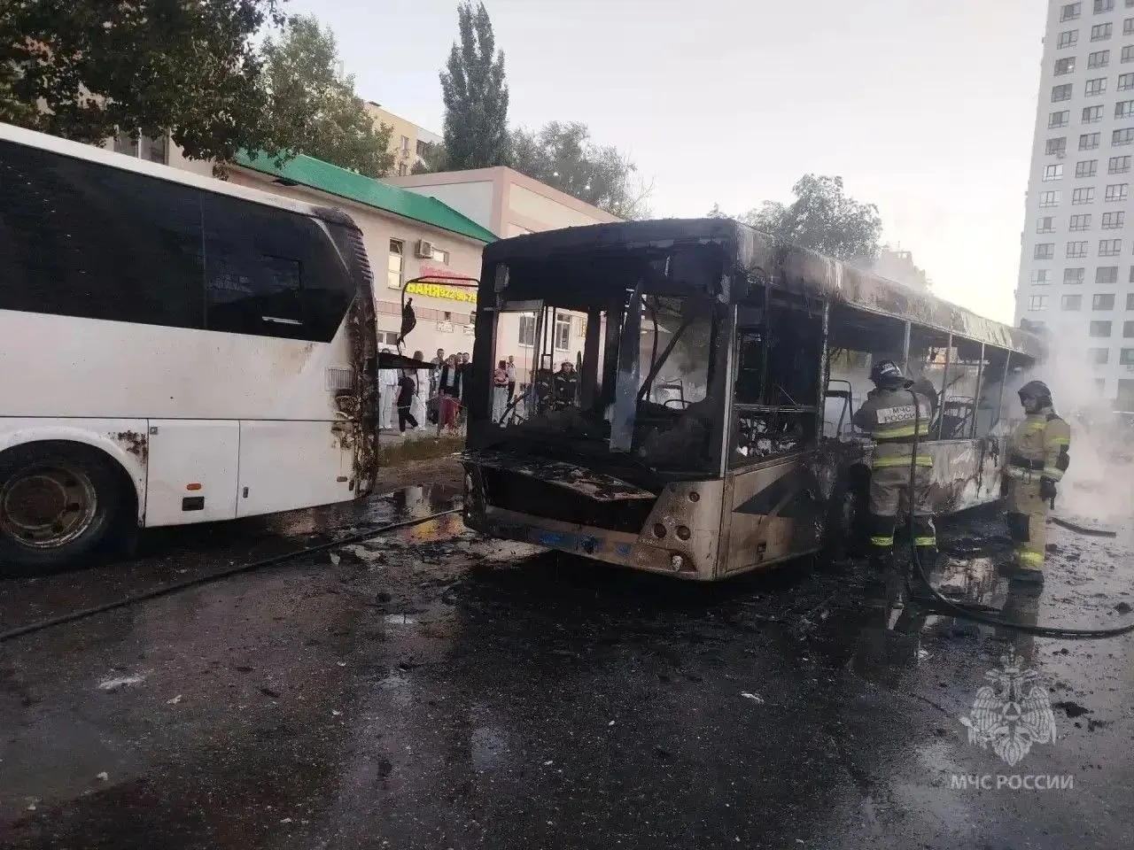 Пожар произошёл на стоянке в Кировском районе, загорелся автобус МАЗ; рядом получил повреждения автобус HIGER. Спасатели ликвидировали возгорание, пострадавших нет.