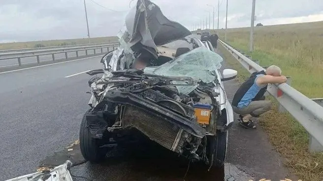 На трассе М-12 в Башкортостане легковой автомобиль столкнулся с грузовиком. 16‑летняя пассажирка белого «Фольксвагена» скончалась на месте, у машины смят капот и сорвана крыша.