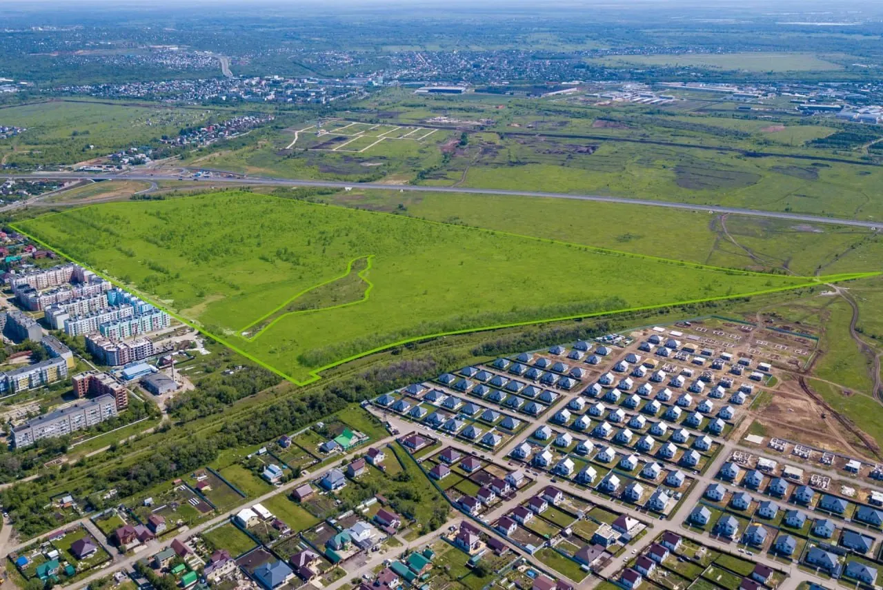 Участок в поселке Петра-Дубрава выставлен на торги под комплексное развитие территории: планируется строительство жилых домов, школы на 1100 мест, детских садов, инфраструктуры и коммерческих объектов. Начальная цена — 11,2 миллиона рублей, заявки принимаются до 7 сентября.